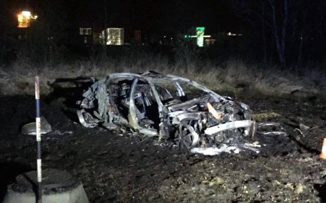 Noční nehoda u Okružní má tragické následky. Řidič v autě uhořel