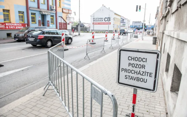 Uzavírka Rudolfovské a Dobrovodské si vyžádá změnu. Doprava ráno kolabovala