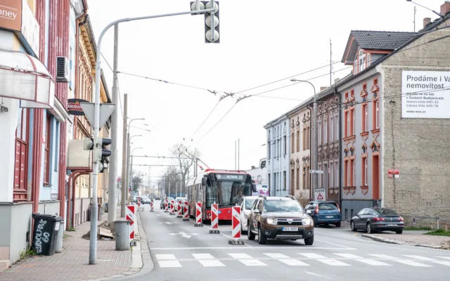 Uzavírka Rudolfovské a Dobrovodské si vyžádá změnu. Doprava ráno kolabovala