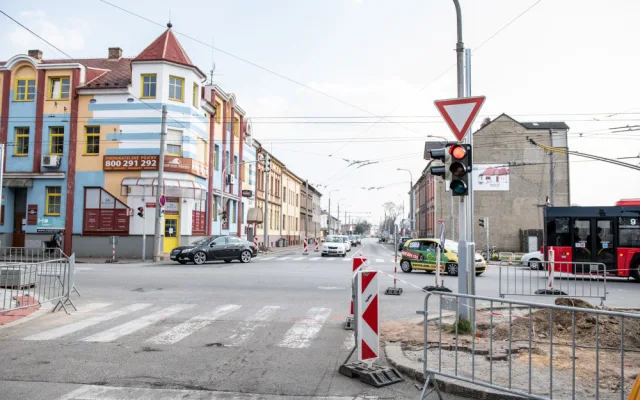 Uzavírka Rudolfovské a Dobrovodské si vyžádá změnu. Doprava ráno kolabovala