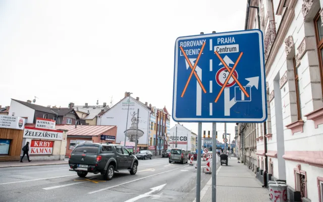 Uzavírka Rudolfovské a Dobrovodské si vyžádá změnu. Doprava ráno kolabovala