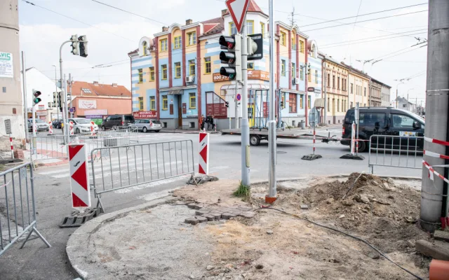 Uzavírka Rudolfovské a Dobrovodské si vyžádá změnu. Doprava ráno kolabovala