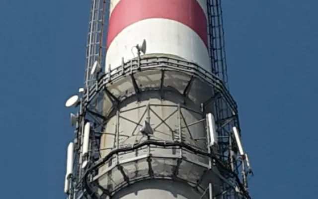 Velmi obtížný zásah mají za sebou jihočeští hasiči, kteří zasahovali v Energetickém centru v Otíně, kde na více než stometrovém komíně uvolnily plechy.