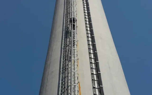 Velmi obtížný zásah mají za sebou jihočeští hasiči, kteří zasahovali v Energetickém centru v Otíně, kde na více než stometrovém komíně uvolnily plechy.