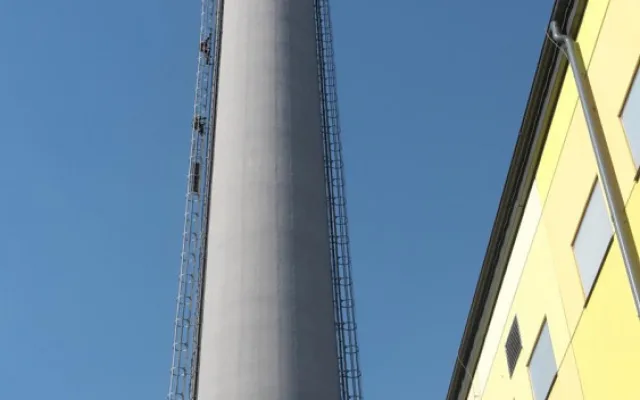 Velmi obtížný zásah mají za sebou jihočeští hasiči, kteří zasahovali v Energetickém centru v Otíně, kde na více než stometrovém komíně uvolnily plechy.