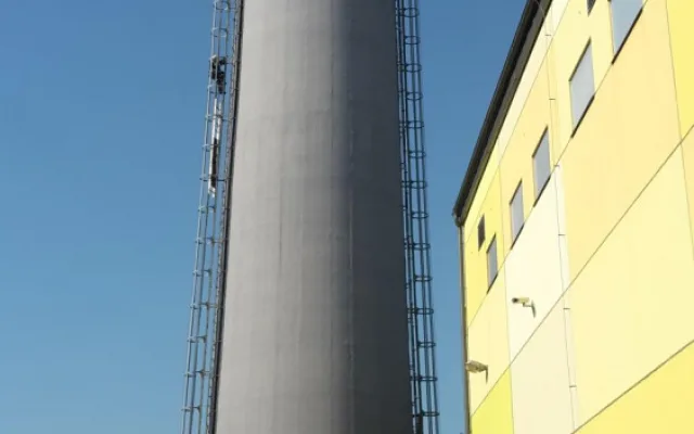 Velmi obtížný zásah mají za sebou jihočeští hasiči, kteří zasahovali v Energetickém centru v Otíně, kde na více než stometrovém komíně uvolnily plechy.