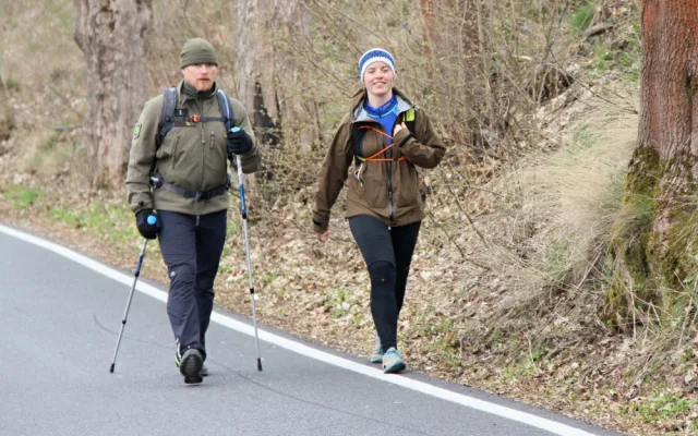 Účastníci dálkového pochodu Military Death March.