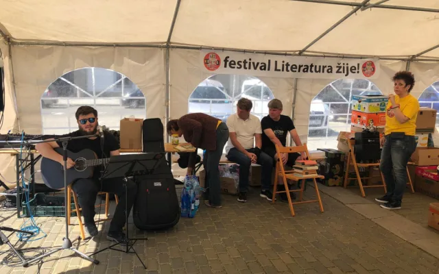 Z budějckého náměstí se stala knihovna. Začal festival Literatura žije