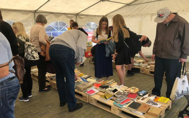 Z budějckého náměstí se stala knihovna. Začal festival Literatura žije