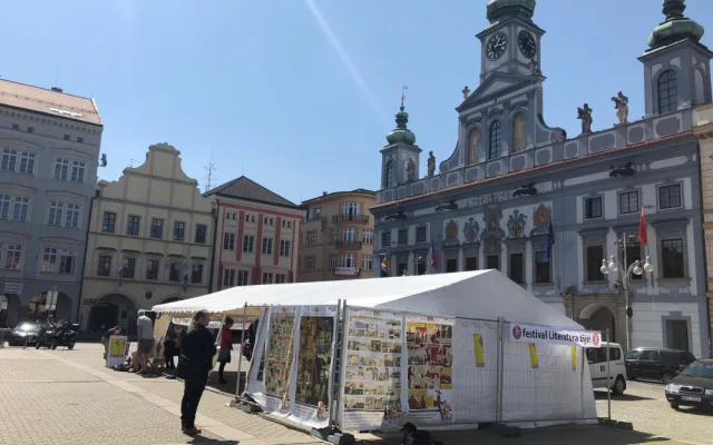 Z budějckého náměstí se stala knihovna. Začal festival Literatura žije