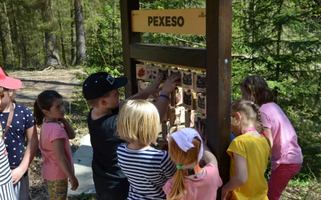 V Krumlově vznikla unikátní naučná stezka, nabízí pětatřicet hravých interaktivních prvků o přírodě