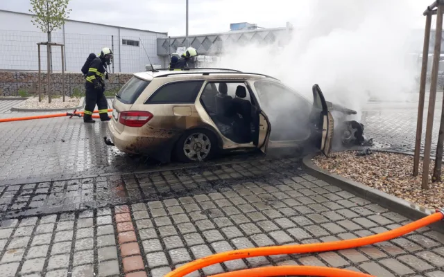 V Plané hořel Mercedes, škoda je sto padesát tisíc korun