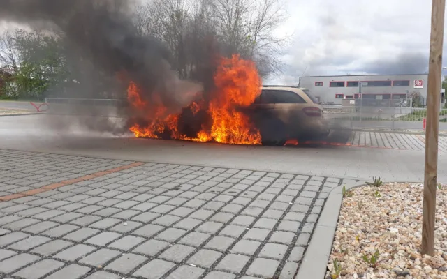 V Plané hořel Mercedes, škoda je sto padesát tisíc korun