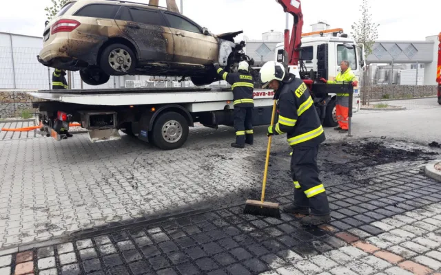 V Plané hořel Mercedes, škoda je sto padesát tisíc korun