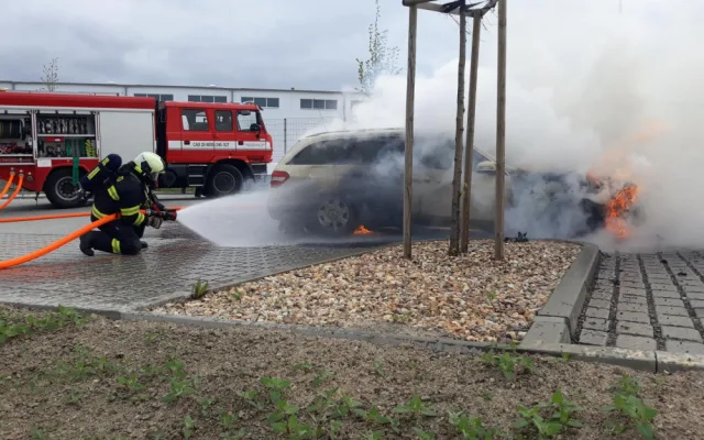 V Plané hořel Mercedes, škoda je sto padesát tisíc korun