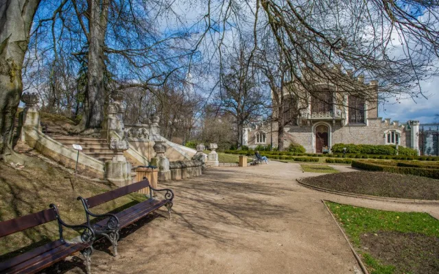 Dolní zahrada u zámku v Hluboké nad Vltavou bude otevřena déle. O uzavření Horní zahrady se hodně spekuluje