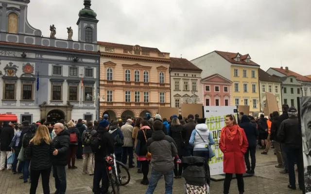 Na náměstí demonstrovali lidé za nezávislost justice. Přidali se k akci Nejsme slepí!