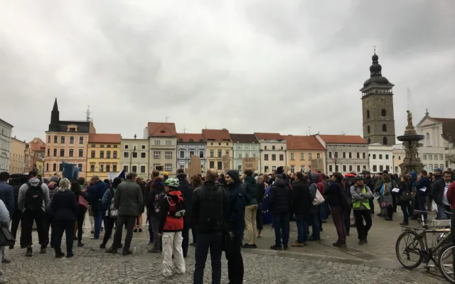 Na náměstí demonstrovali lidé za nezávislost justice. Přidali se k akci Nejsme slepí!