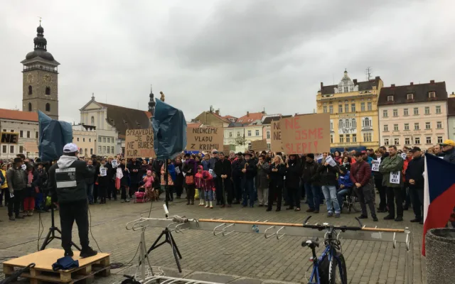 Na náměstí demonstrovali lidé za nezávislost justice. Přidali se k akci Nejsme slepí!