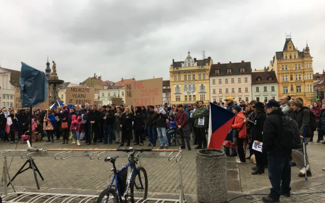 Na náměstí demonstrovali lidé za nezávislost justice. Přidali se k akci Nejsme slepí!