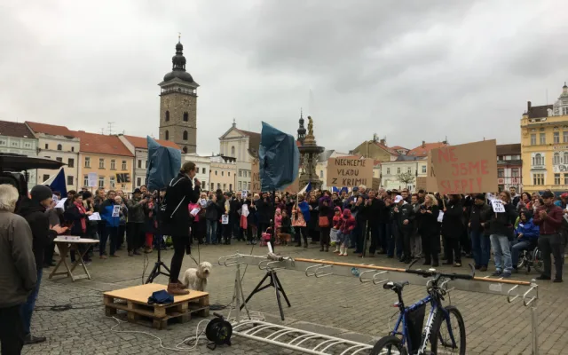 Na náměstí demonstrovali lidé za nezávislost justice. Přidali se k akci Nejsme slepí!