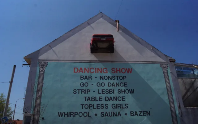 Kabaret v Průmyslové zbourá město. Náklady bude po majiteli vymáhat zpětně