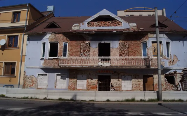 Kabaret v Průmyslové zbourá město. Náklady bude po majiteli vymáhat zpětně