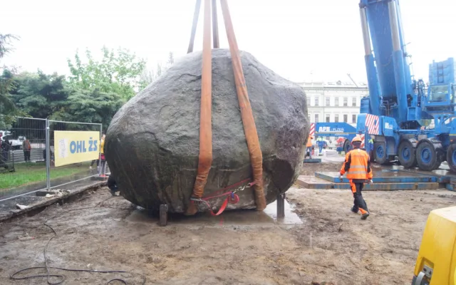 Stotunový balvan se přesunul ke Gerbeře. Musel uhnout přístavbě knihovny