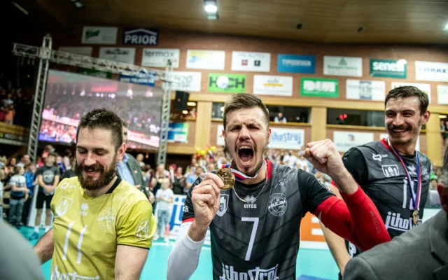 Tři tisíce fanoušků hnaly Jihostroj za titulem. Volejbalisté po dvou letech vrátili titul na domácí půdu