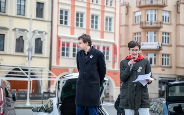 Na náměstí v Budějcích se sešlo několik desítek lidí. Požadují demisi pro Babiše a Benešovou