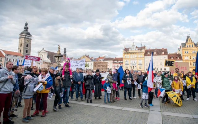 Na náměstí v Budějcích se sešlo několik desítek lidí. Požadují demisi pro Babiše a Benešovou