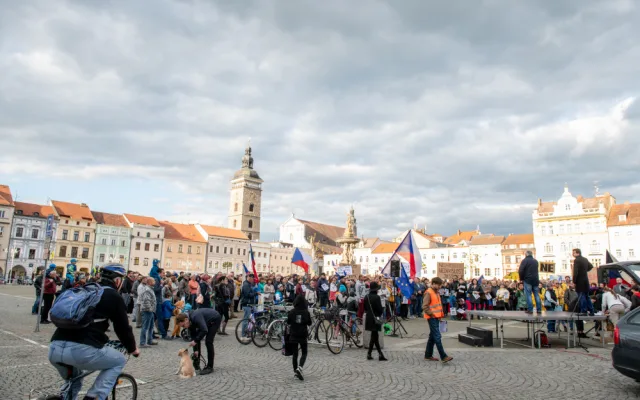 Na náměstí v Budějcích se sešlo několik desítek lidí. Požadují demisi pro Babiše a Benešovou