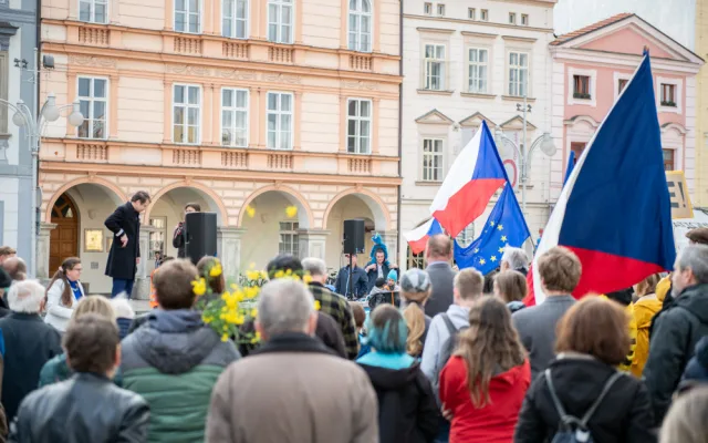 Na náměstí v Budějcích se sešlo několik desítek lidí. Požadují demisi pro Babiše a Benešovou