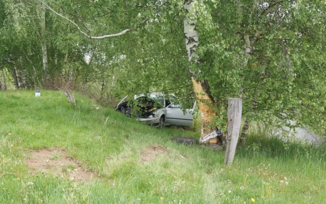 U obce Žár se stala tragická dopravní nehoda, řidič po nárazu do stromu zemřel