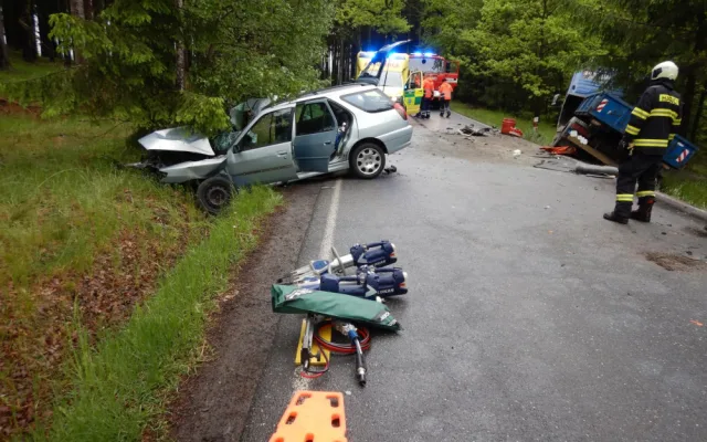 V Plané se stala vážná dopravné nehoda. Na místo letěl vrtulník
