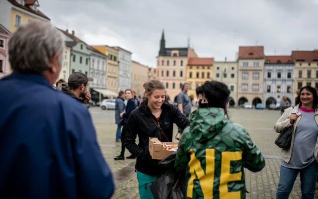 Budějcké náměstí zaplnili lidé. Máme toho dost, adresovali Babišovi