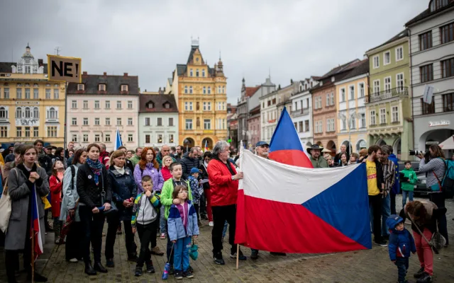 Budějcké náměstí zaplnili lidé. Máme toho dost, adresovali Babišovi