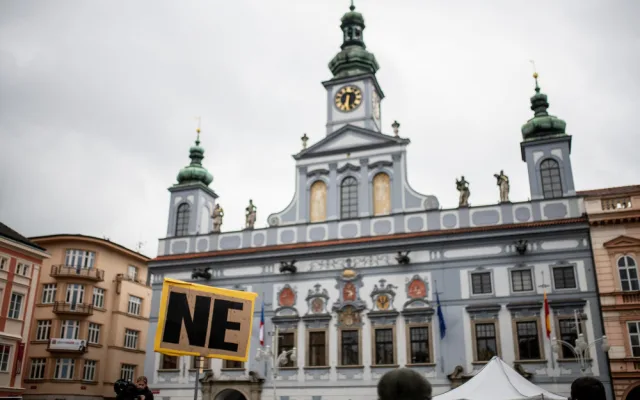 Budějcké náměstí zaplnili lidé. Máme toho dost, adresovali Babišovi