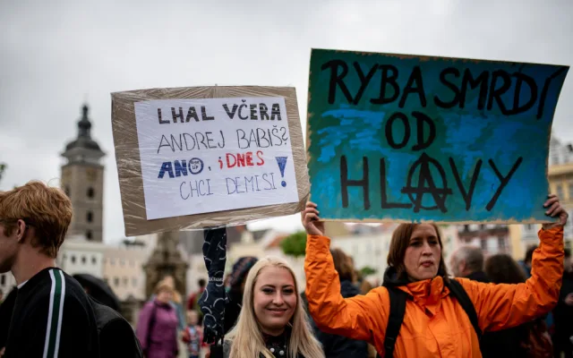 Budějcké náměstí zaplnili lidé. Máme toho dost, adresovali Babišovi