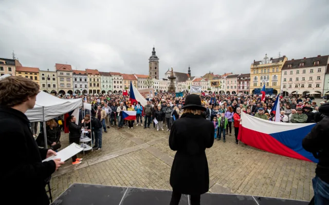 Budějcké náměstí zaplnili lidé. Máme toho dost, adresovali Babišovi