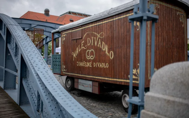 Stejskalkou a Širokou se proháněli umělci. Malé divadlo představilo Maringotku