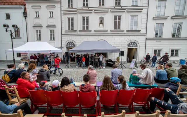 Stejskalkou a Širokou se proháněli umělci. Malé divadlo představilo Maringotku