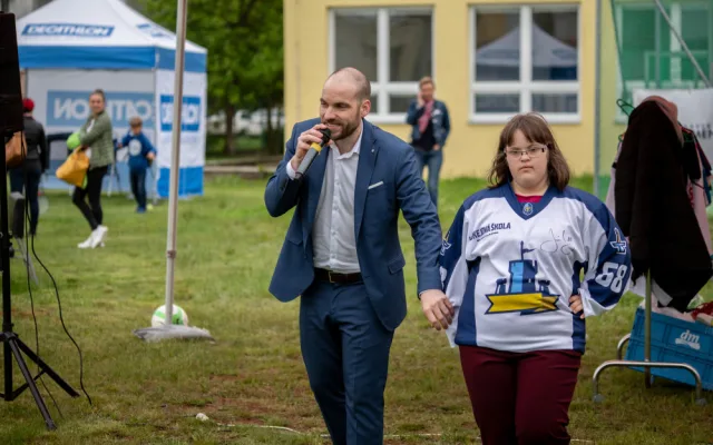 Pro Ovečku se vybralo přes sto tisíc, vydražil se dres Ronalda