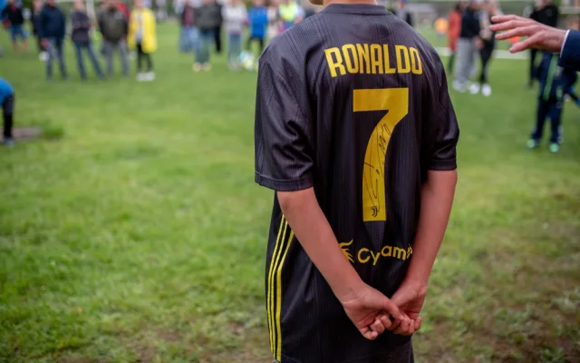 Pro Ovečku se vybralo přes sto tisíc, vydražil se dres Ronalda