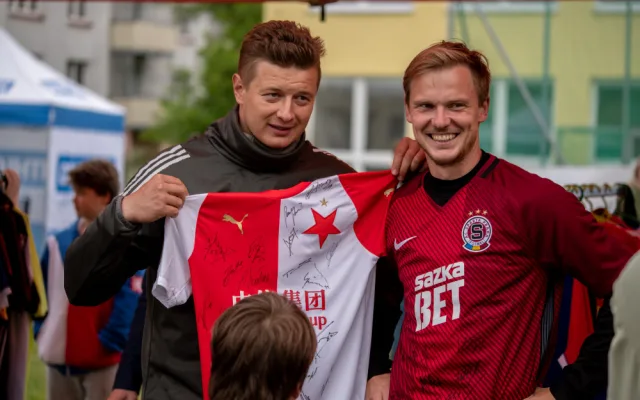 Pro Ovečku se vybralo přes sto tisíc, vydražil se dres Ronalda
