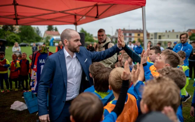Pro Ovečku se vybralo přes sto tisíc, vydražil se dres Ronalda