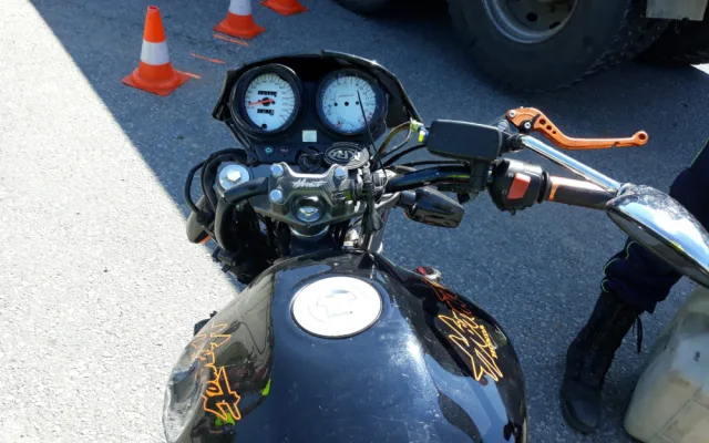 Na Jindřichohradecku se srazilo nákladní auto s motorkou. Silnice je uzavřená
