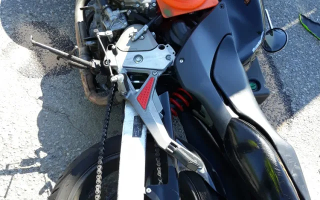 Na Jindřichohradecku se srazilo nákladní auto s motorkou. Silnice je uzavřená