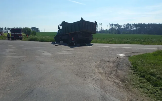 Na Jindřichohradecku se srazilo nákladní auto s motorkou. Silnice je uzavřená