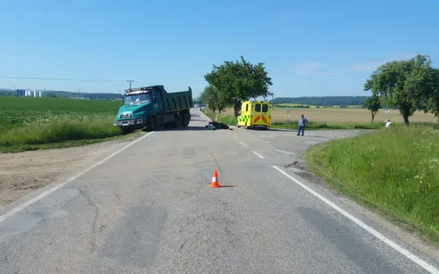 Na Jindřichohradecku se srazilo nákladní auto s motorkou. Silnice je uzavřená